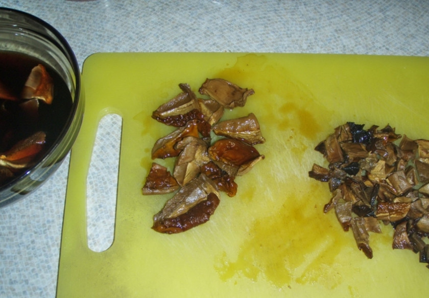 1. Этап. Грибовница из сухих грибов: Затем, поставьте кастрюлю с водой на огонь, воду с грибов сцедите, но не выливайте. Сами грибы порежьте довольно мелко.