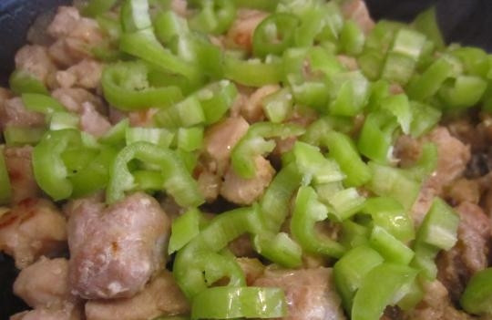 1. Этап. Куриное соте: Нарежьте крупно промытый перец. Добавьте его в сковороду. Через 3 минуты перемешайте ингредиенты.