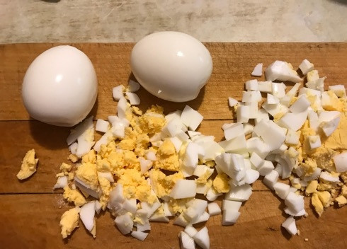 1. Этап. Оливье по-мексикански: 6. Очистим остывшие вареные яйца и нарезаем кубиками.