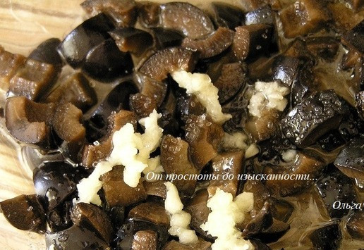 1. Этап. Запеченная цветная капуста с маслинами: А пока приготовьте заправку. Нарежьте маслины маленькими кусочками, добавьте измельченный чеснок, оставшееся оливковое масло и лимонный сок. Посолите, поперчите, перемешайте.