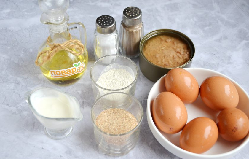 1. Этап. Обжаренные фаршированные яйца: 1. Подготовьте продукты. Приступим. Отварите 4 яйца вкрутую. Остудите и снимите скорлупу.