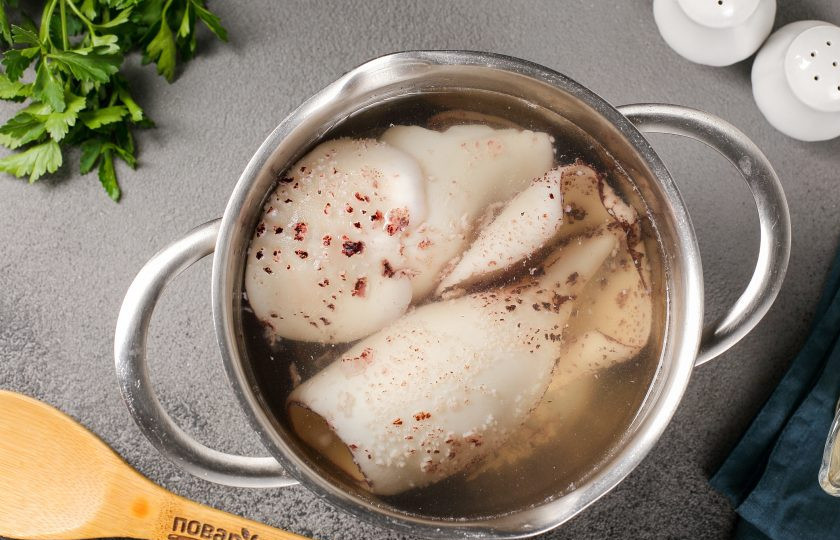 1. Этап. Кальмаровый салат с огурцом: Тушки кальмаров залейте кипятком и оставьте на 3 минуты.