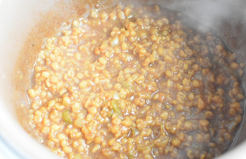 1. Этап. Свинина с перловкой по-домашнему: Мясо выньте из мультиварки. Положите в оставшийся бульон мелко рубленный лук и полуготовую перловку. Поставьте томиться в режиме 