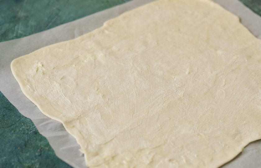 1. Этап. Слоеные булочки с кардамоном и корицей: Смажьте его маслом.