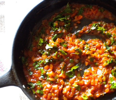 1. Этап. Баклажаны по-армянски: 4. В отдельной сковородке обжарим еще одну луковицу на сливочном масле. Когда лук станет прозрачным - добавим ложку томатной пасты и зелень. Тушим 3-4 минуты, снимаем с огня.