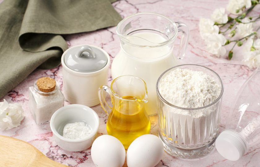 1. Этап. Блины в пластиковой бутылке на молоке: Подготовьте все ингредиенты. Для приготовления блинного теста берите пластиковую бутылку большего объема, чем количество ингредиентов. Это необходимо для того, чтобы было удобно их перемешать.