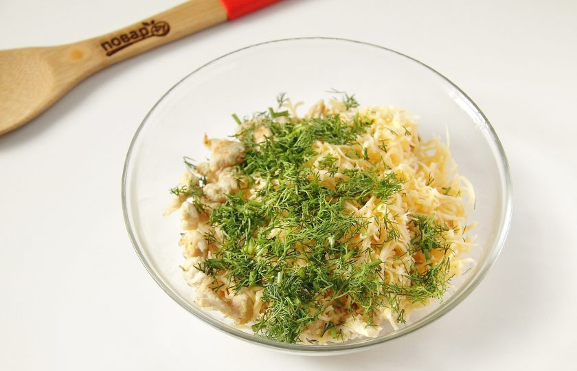 1. Этап. Запеченные тарталетки с курицей: Добавьте к остывшему филе тертый сыр (немного оставьте для верха) и любую свежую зелень.