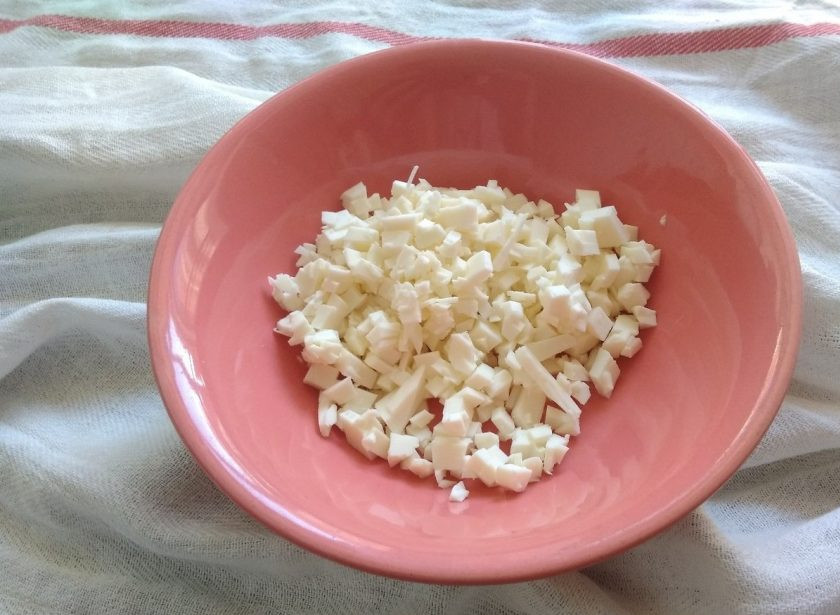 1. Этап. Рулетики из колбасы с начинкой: 1. Мелко нарежьте или натрите сырок.