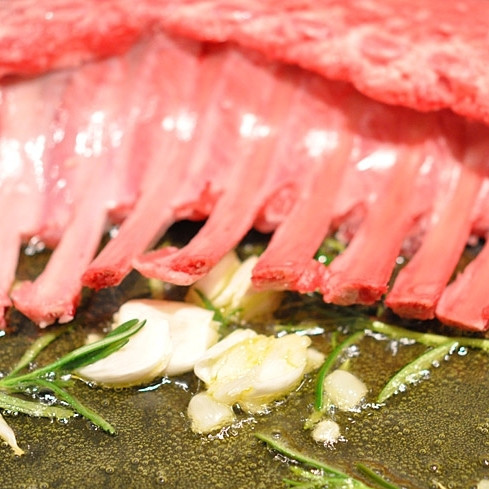 1. Этап. Каре из баранины: Тем временем, дабы не терять времени, займемся мясом. Баранье каре хорошенько промываем, даем обсохнуть. В сковороде разогреваем оливковое масло, туда же бросаем чеснок и розмарин. Когда чеснок и розмарин запахнут - кладем каре в сковороду.