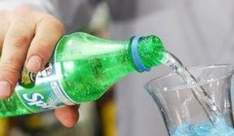 1. Этап. Алкогольный напиток голубого цвета: Долейте в стакан спрайт, украсьте коктейль долькой лайма.