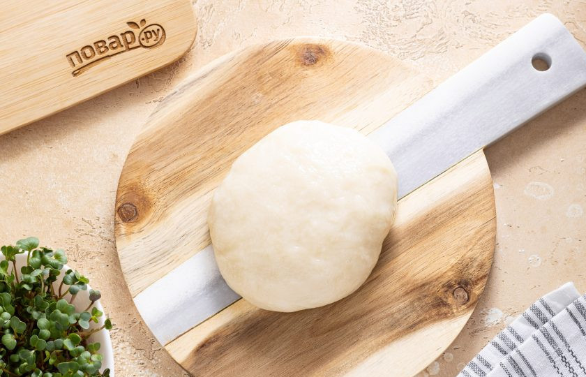 1. Этап. Тток: Пропаренное тесто хорошо вымесите до однородности. После смажьте руки кунжутным маслом и разделите тесто на кусочки, скатайте из них небольшие колбаски.