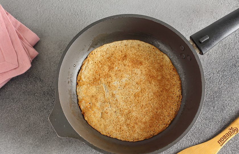 1. Этап. Блинный торт для диабетиков: Выпекайте блинчики на смазанной маслом сковороде.