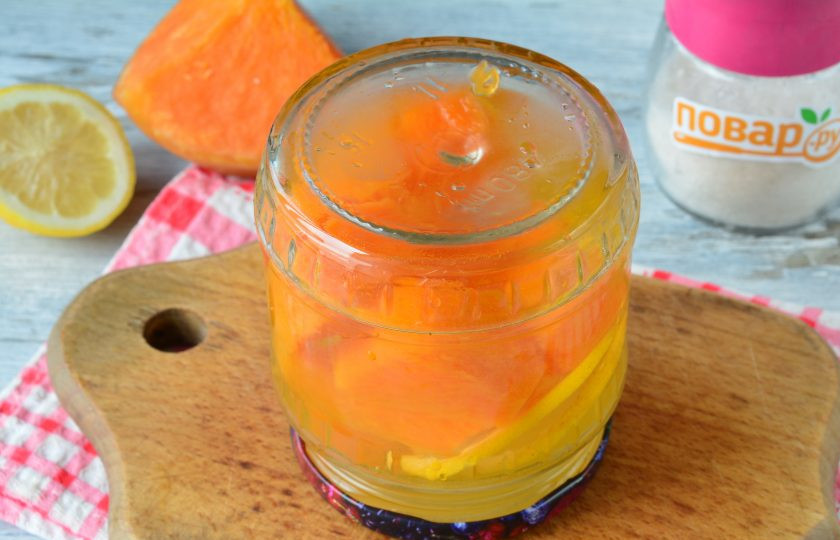 1. Этап. Компот из тыквы с лимоном: Залейте компот горячим сиропом и закрутите крышкой. Переверните вверх дном, чтобы ничего не протекало, прикройте теплым одеялом или полотенцем, оставьте остывать на 5 часов.