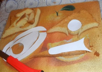 1. Этап. Торт Вертолет: 4. Каждую часть откладываем, а из остатков мы сделаем присыпку. Тем временем возьмемся за крем.