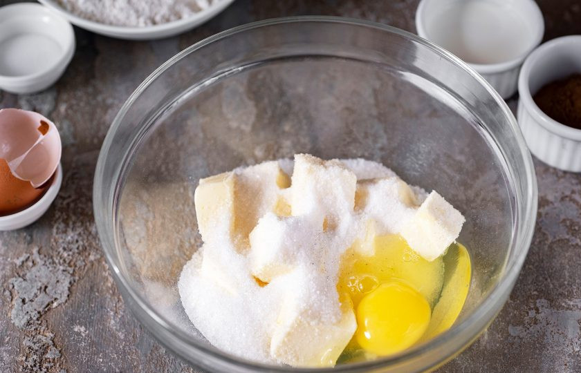 1. Этап. Печенье Земелах с корицей: В просторную миску выложите мягкое сливочное масло, добавьте 100 грамм сахара, вбейте яйцо.