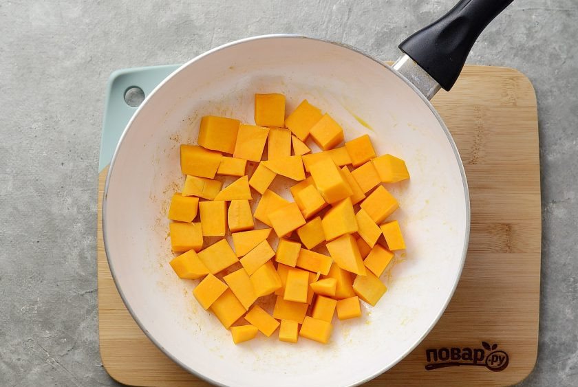 1. Этап. Австрийский тыквенный суп: Тыкву нарежьте кубиками и обжарьте отдельно до полуготовности.