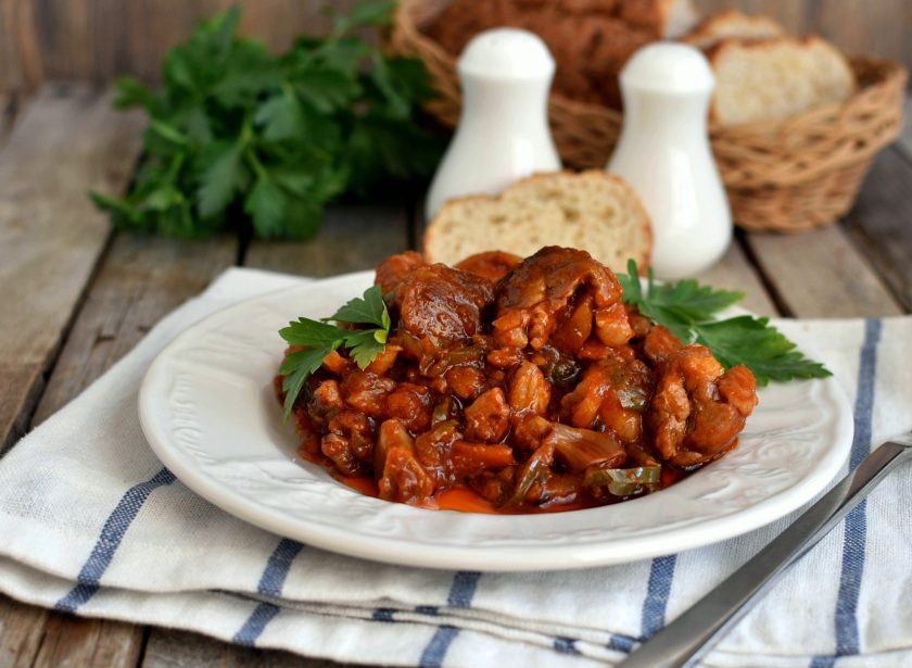 1. Этап. Рагу из свинины на манер перкельта: Подавайте рагу горячим, со свежим хлебом.