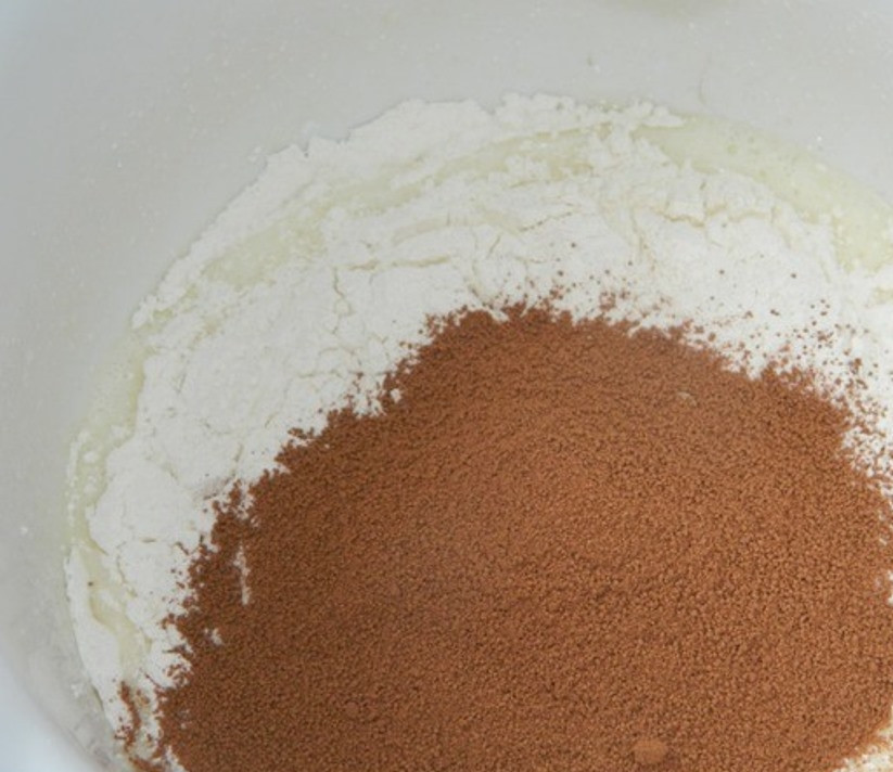 1. Этап. Торт с ягодной прослойкой: Затем добавьте муку, какао и соду. Аккуратно перемешайте венчиком. Вылейте тесто в форму для выпечки (24-26 см) и поставьте в духовку, разогретую до 180 градусов, на 40-60 минут. Готовый бисквит остудите и разрежьте на 3 коржа.