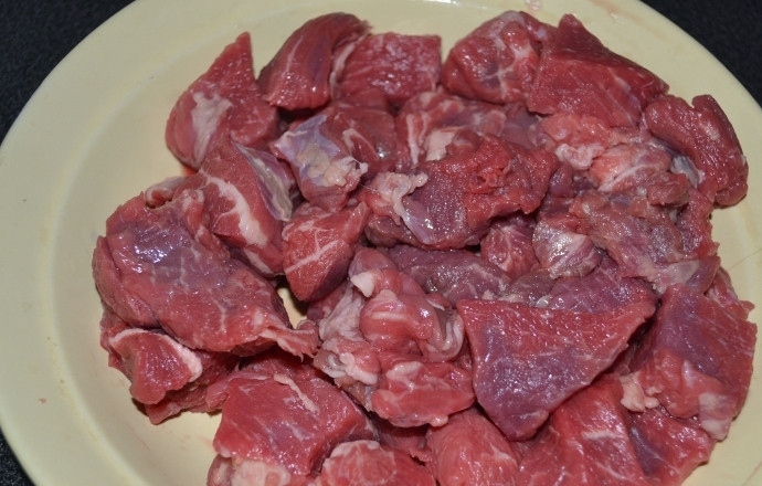 1. Этап. Паровые котлеты из говядины: Мясо промыть, удалить прожилки и пленки, нарезать на кусочки.
