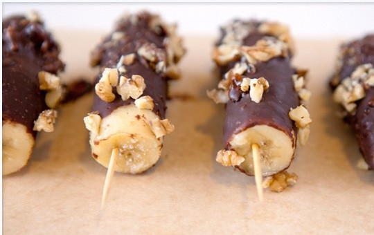 1. Этап. Десерт Бананы в шоколаде: 4. Даем шоколаду застынуть, а потом угощаем друзей и знакомых.