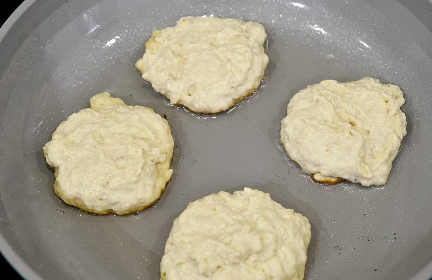 1. Этап. Оладьи из цельнозерновой муки: 4. В сковороде разогрейте масло, выкладывайте ложкой тесто и жарьте с двух сторон.