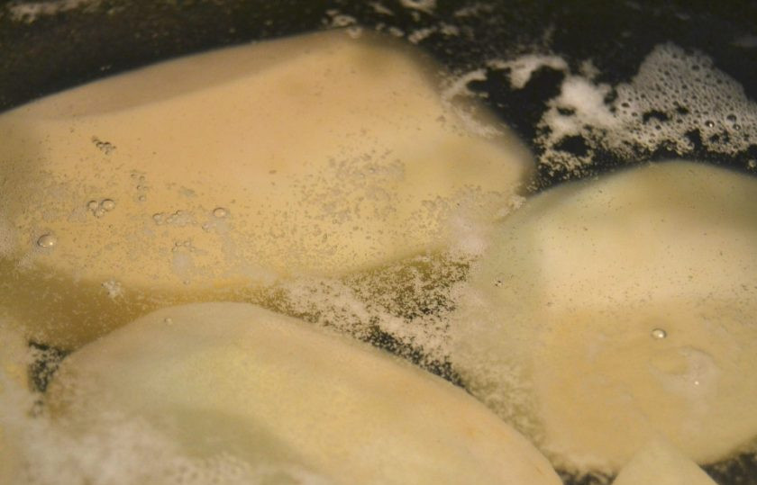 1. Этап. Картофельные зразы с начинкой из фарша: 2. Выложите картофель в кастрюлю и залейте водой, добавьте ложку соли и после закипания варите до готовности.