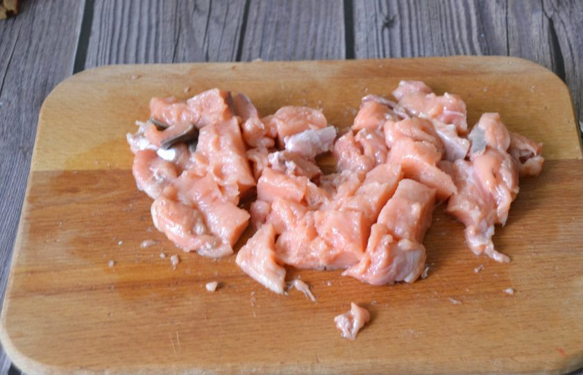 1. Этап. Фарфалле с лососем в сливочном соусе: В это время подготовьте филе лосося, нарежьте на кусочки.