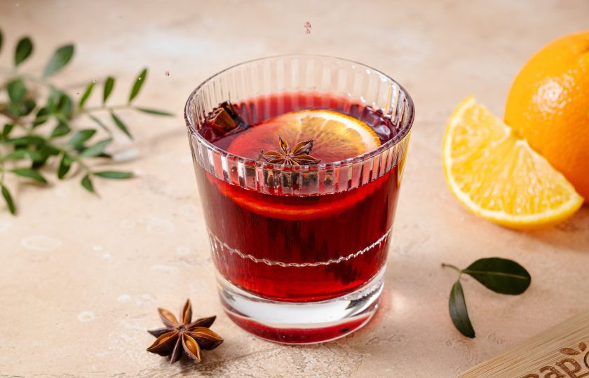 1. Этап. Глинтвейн с апельсином: Перед подачей процедите и подавайте со свежей долькой апельсина. Глинтвейн с лимоном готов!