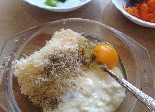 1. Этап. Морковно-шпинатное суфле: 5. Смешаем остывший бешамель с яйцом и сыром. Добавим черный молотый перец.