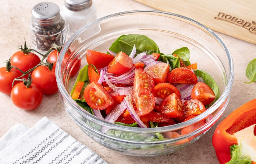 1. Этап. Салат со шпинатом и перцем: Заправьте салат оливковым маслом и лимонным соком, посолите и поперчите по вкусу.