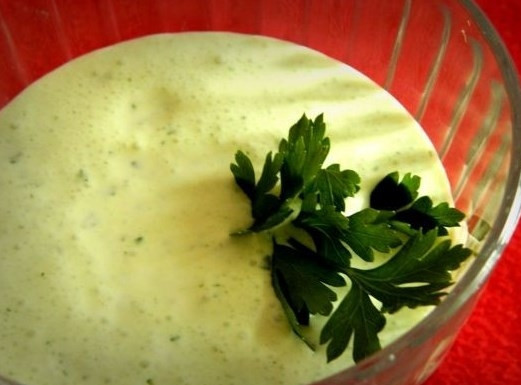 1. Этап. Свекольные котлеты на пару: Такой чесночно-сметанный соус подходит к другим блюдам из мяса или овощей, возьмите на заметку!