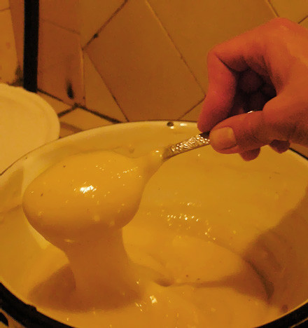 1. Этап. Сыр с дырками в домашних условиях: Примерно такой консистенции должна получиться масса.