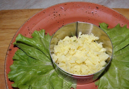 1. Этап. Салат с печенью трески Праздничный: И так: Отвариваем все овощи, как обычно для салатов) их кол-во определяйте по размеру своего большого салатника) начинаем выкладывать слоями, я покажу на порционке, ну а так естественно в большую подходящую посуду салатницу желаемого размера) 1ый слой- картофель натертый на терке