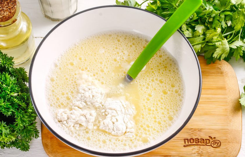 1. Этап. Чебуреки с помидорами: Добавьте просеянную пшеничную муку, замешивая тесто. Не забудьте оставить немного муки для раскатки.