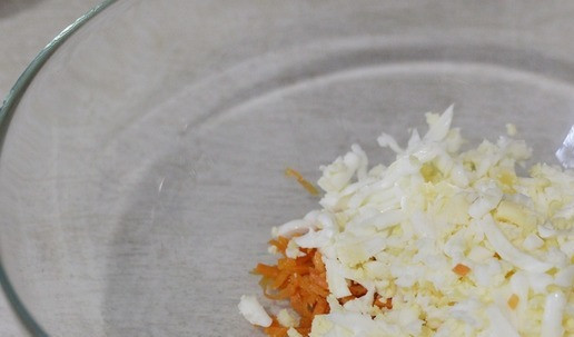 1. Этап. Рулетики с сыром и морковью: Выложить их к моркови.