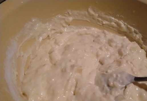 1. Этап. Рисовые оладьи с бананом: Постепенно добавить муку. Тесто - как густая сметана.