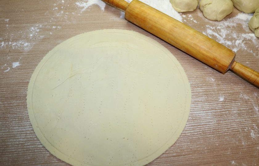 1. Этап. Кокосовый Наполеон: Каждый корж наколите вилкой. Выпекайте каждый корж в разогретой до 200 градусов духовке в течение 5 минут.