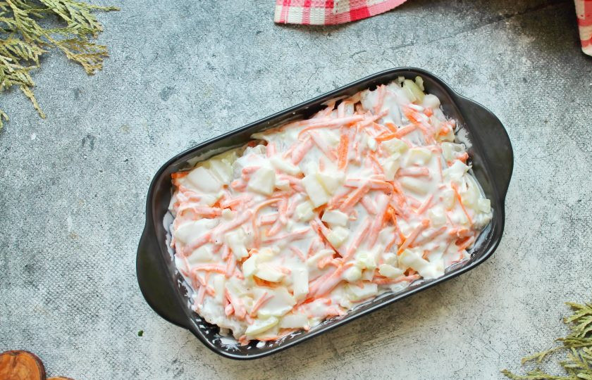 1. Этап. Треска с капустой: Смешайте майонез с водой до однородности, поперчите и залейте рыбу и овощи сверху. Закройте форму фольгой и поставьте в горячую духовку, запекайте при температуре 180 градусов в течение 30 минут.