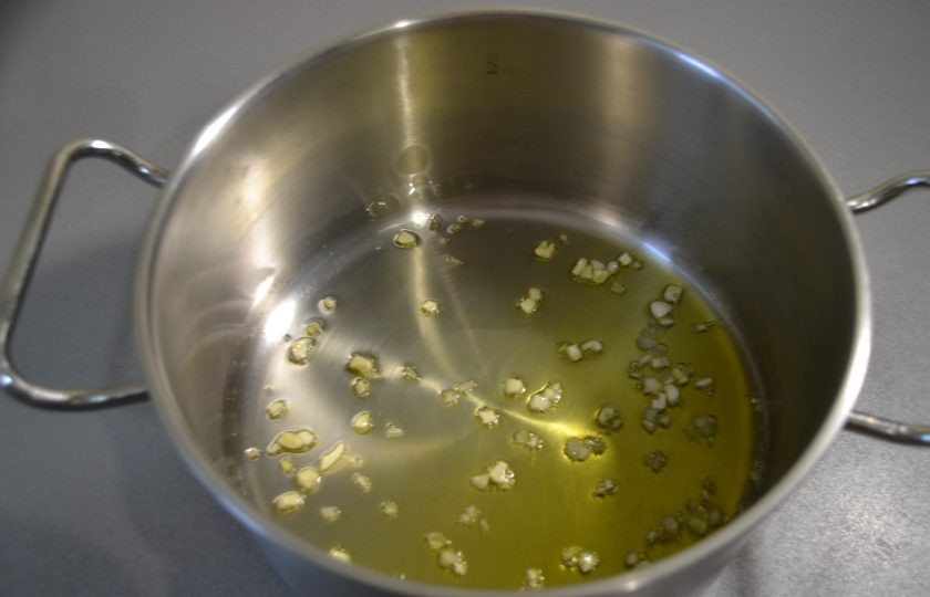 1. Этап. Соус Пассата: Налейте оливковое масло в толстостенную кастрюлю или сотейник, положите мелко порезанный чеснок и слегка обжарьте.