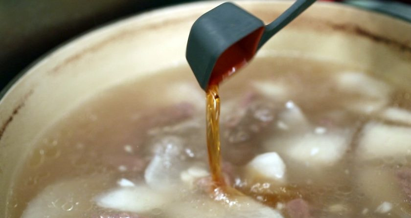 1. Этап. Суп на говядине: Через 20 минут отправьте в кастрюлю измельченный лук и соус, а также соль.