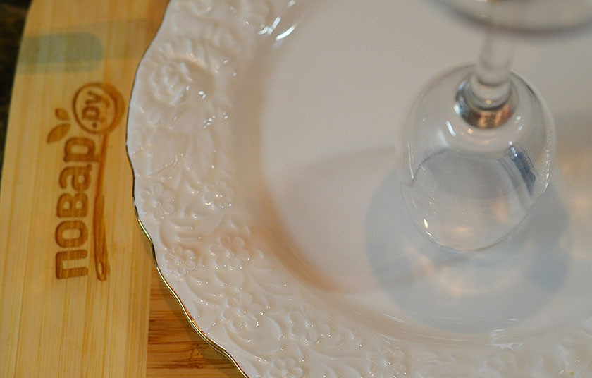 1. Этап. Салат Мимоза на 8 Марта: 3. На блюдо поставьте 2 рюмки (или стаканы). Вокруг них слоями будем выкладывать салат, чтобы получилась цифра 8.