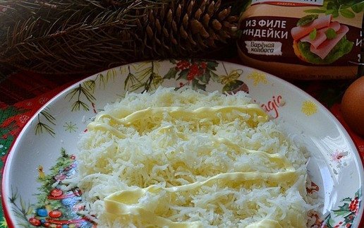 1. Этап. Салат Снежные сугробы: На блюдо для подачи на мелкой тёрке натереть картофель, посолить + немного майонеза.