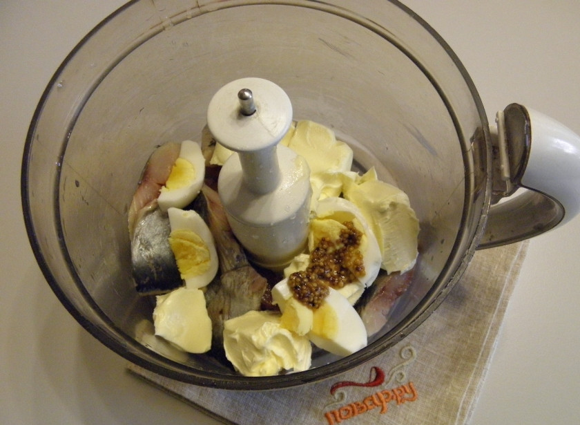 1. Этап. Селедочное масло: В чашу измельчителя положите кусочки сельди, вареное яйцо, сливочное масло, горчицу, выдавите лимонный сок.