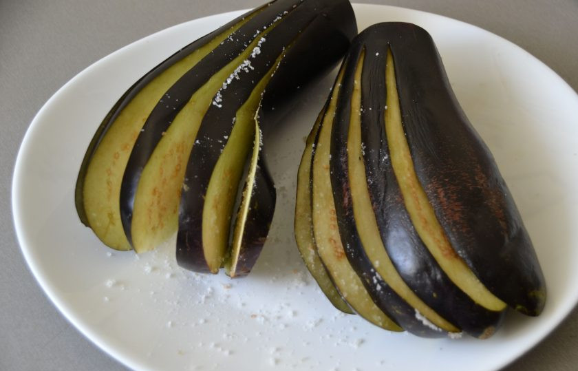 1. Этап. Баклажаны Жар-птица: Посолите баклажаны внутри, оставьте на 30 минут.