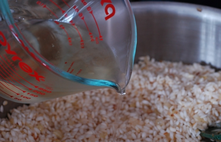 1. Этап. Ризотто с маскарпоне: Вливаем вино, выпариваем его практически полностью.