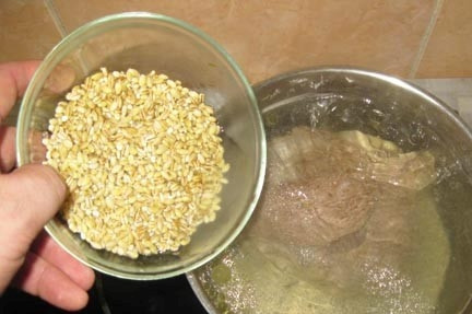 1. Этап. Рассольник классический: Когда пена перестанет выделяться, примерно минут через 20 кипения. Заложите перловку.