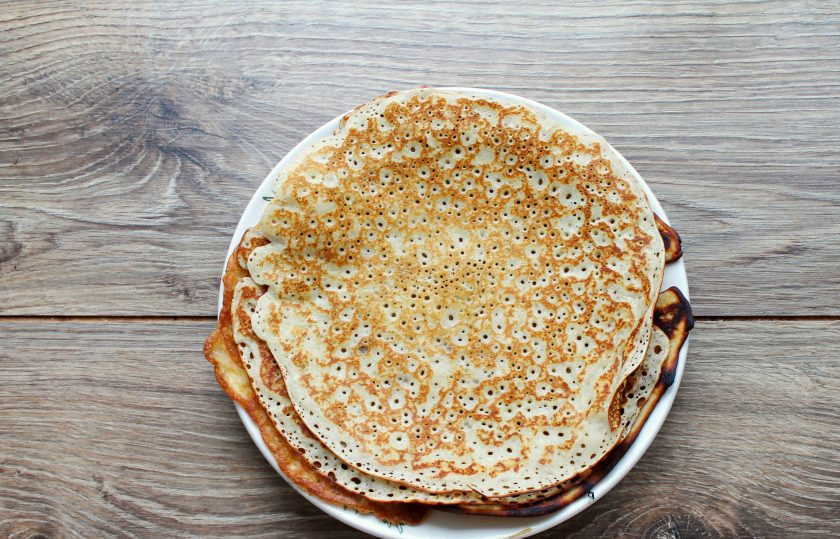 1. Этап. Блинчики с вишней и маскарпоне: Разогрейте сковороду на среднем огне, смажьте растительным маслом и налейте немного теста. Испеките блинчик до румяного состояния с двух сторон. Снимите блин со сковороды, испеките все блинчики.