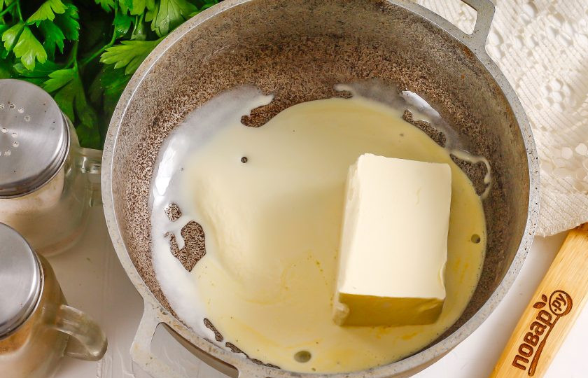 1. Этап. Соус Бер нуар: Сливочное масло растопите в казане или в сковороде с высокими бортиками.