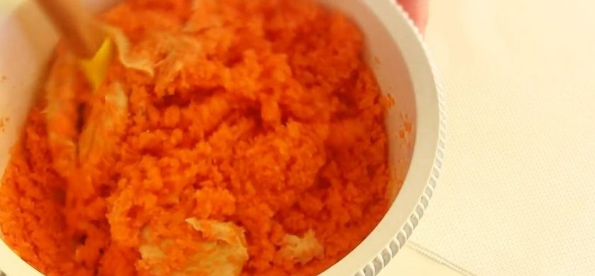 1. Этап. Морковный бархатный торт: 3. Орехи достаньте из морозилки, порубите ножом и добавьте к тесту, перемешайте лопаткой. Разделите тесто на три части. Дно формы диаметром 22 см нужно выстелить пергаментом.