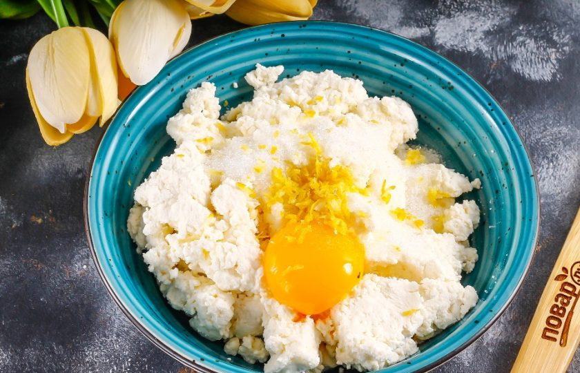 1. Этап. Легкая пасха: С лимона натрите цедру прямо в емкость к творогу.